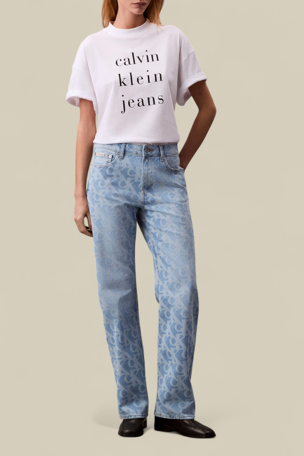 תמונת כל הלוק של מכנסי ג'ינס בגזרה ישרה 90